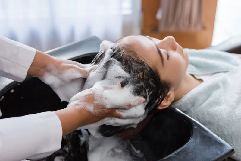 Shampoo gegen Haarausfall: Wirkstoffe & Grenzen 2024
